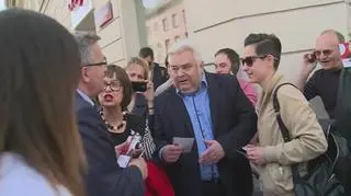 Spacer Komorowskiego po Warszawie. "Obyśmy nie musieli gasić światła"