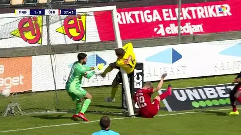 Piłka w siatce, strzelec gola na słupku