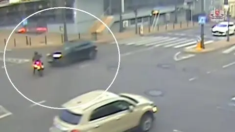 Motocyklistka chciała skręcić i wjechała wprost pod koła samochodu. Nagranie