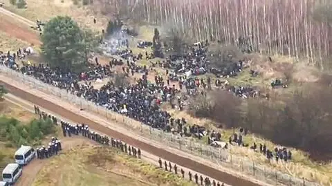 Defence ministry shows footage of a huge group of migrants at Belarus border