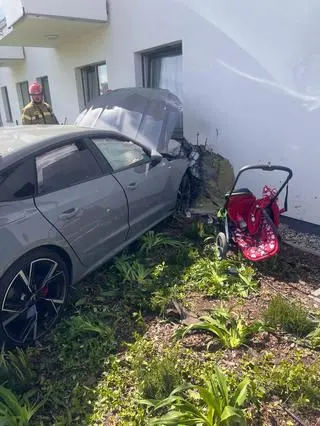 Samochód wjechał w kobietę z dzieckiem