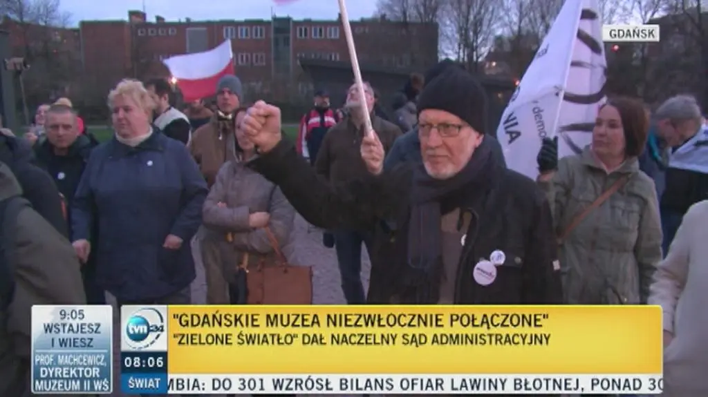 Manifestacj KOD przed Muzeum II Wojny Światowej
