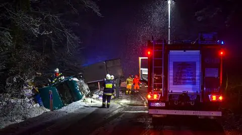 "Do kabiny wpadła deska, która uderzyła w kierowcę". Mężczyzna trafił do szpitala