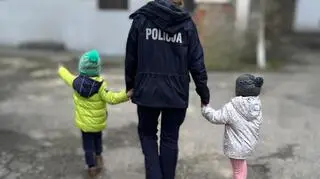 Policjantka zaprowadziła dzieci do domu w miejscowości Prudnik (woj. opolskie)