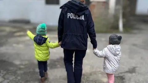 Policjantka zaprowadziła dzieci do domu w miejscowości Prudnik (woj. opolskie)