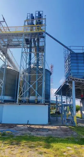 20-latek pracował przy silosach ze zbożem