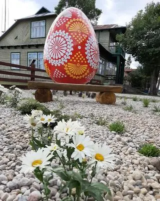 Największe jajko stoi przy wejściu do muzeum