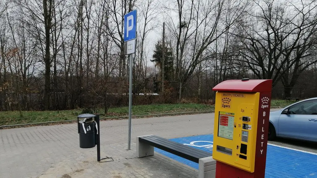 Biletomat za blokami, 400 metrów od przystanku