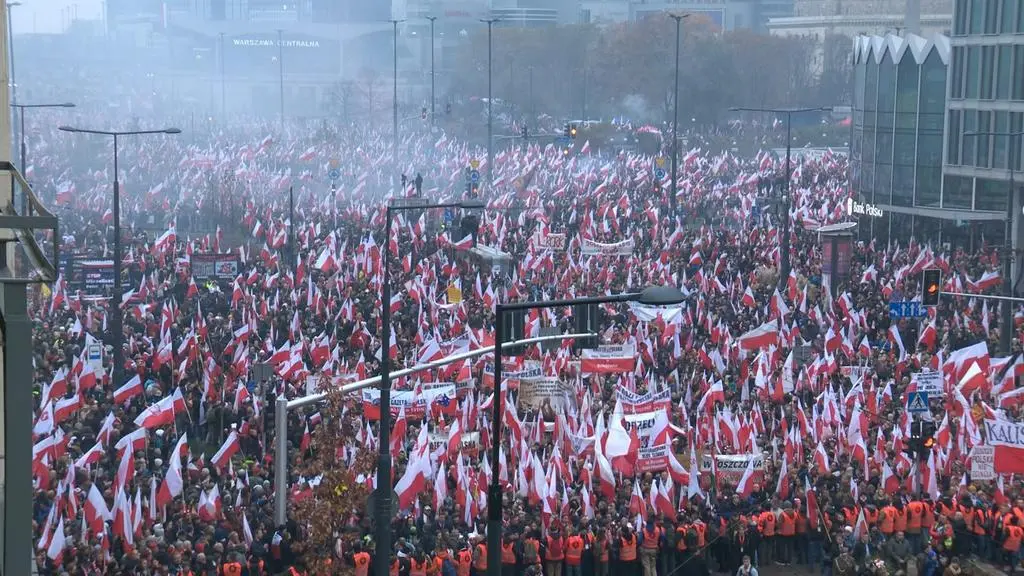 Uczestnicy marszu narodowców na rondzie Dmowskiego