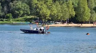 W wodzie znalazło się pięć osób, w tym troje dzieci