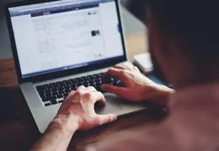 "Wygrał" drogie auto. By je odebrać, zrobił 10 przelewów