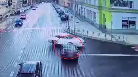 Zderzenie lexusa i mercedesa w oku kamery. Słona kara dla 20-letniego kierowcy