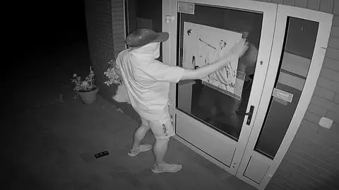 Plakat z hasłem "ręce precz od dzieci" na punkcie szczepień. Medycy: czujemy się zagrożeni