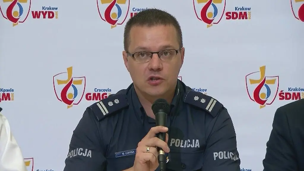 Policja ostrzega przed podbieganiem do papamobile