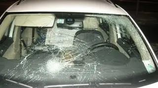 Auto uszkodzone przez piaskarkę