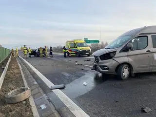 Pijany kierowca busa rozbił auto na barierach, cztery osoby ranne