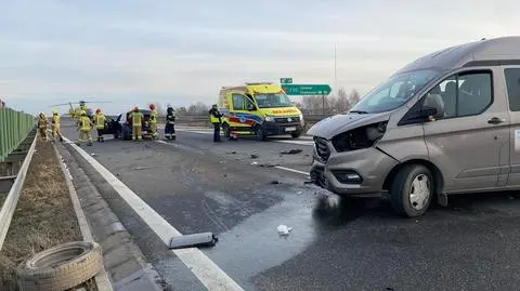 Pijany kierowca busa rozbił auto na barierach, cztery osoby ranne