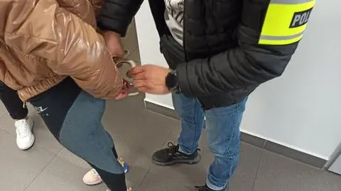 Para aresztowana za prowadzenie seksbiznesu. On już siedział w więzieniu za zabójstwo