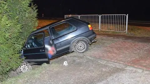 Kierowca zjechał z drogi i uderzył w betonowy przepust, zginął 83-letni pasażer