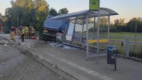 Staranował ciężarówką samochody i miejski autobus, rannych 14 osób