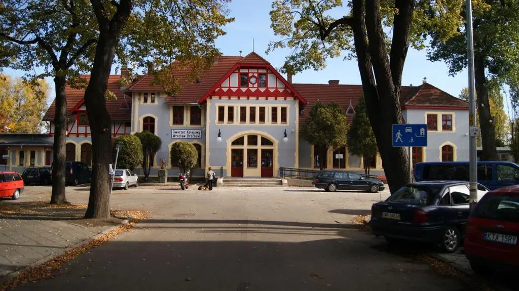 Nowa elewacja dworca Brochów