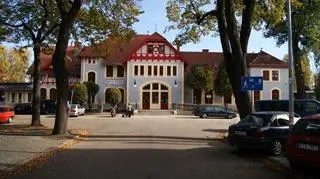 Nowa elewacja dworca Brochów