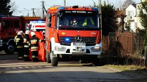 Na miejscu pracowały trzy zastępy straży pożarnej, policja oraz pogotowie ratunkowe