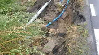 Podmyte pobocze drogi