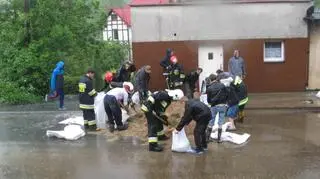 Strażacy sypali piach do worków