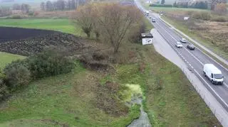 Wieża zlokalizowana jest tuż przy drodze krajowej numer 12