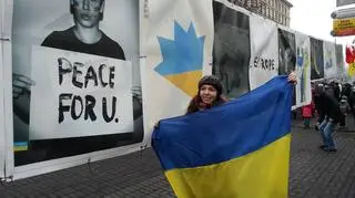 Na wielu plakatach pojawia się hasło "Peace for U