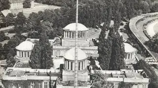 Iglica na tle Pawilonu Czterech Kopuł