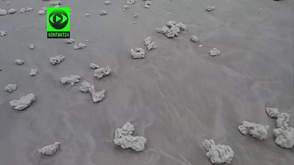 Bryły na plaży (filmik archiwalny)