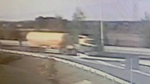 "Mógł nie poczuć kontaktu". Po śmiertelnym wypadku szukają kierowcy ciągnika z żółtą cysterną