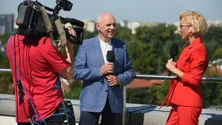 Anna Jędrzejowska rozmawia z Tomaszem Zubilewiczem na dachu budynku TVN