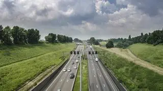 Samochód z nieprzytomnym kierowcą przejechał w niedzielę autostradą ponad 25 kilometrów, zanim policji udało się go zatrzymać 