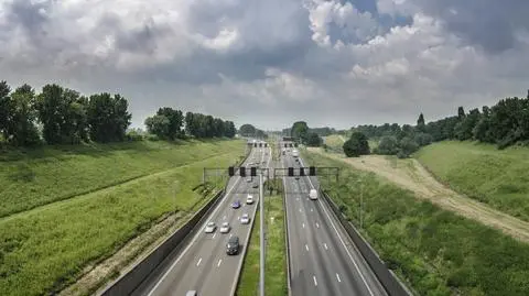 Samochód z nieprzytomnym kierowcą przejechał w niedzielę autostradą ponad 25 kilometrów zanim policji udało się go zatrzymać 