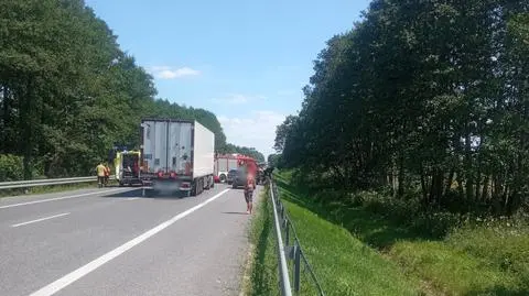 Trzy osoby ranne w czołowym zderzeniu. Jedna była zakleszczona w pojeździe