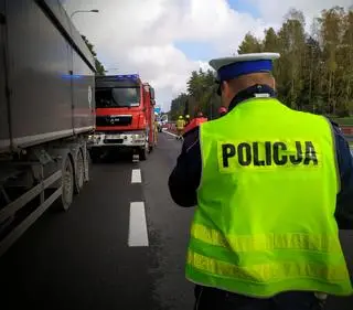 Policja ruszyła w pościg, bo kierowca nie zatrzymał się do kontroli i  stwarzał zagrożenie na drodze 