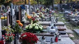 Na cmentarzach obowiązują restrykcyjne zasady dotyczące pochówku osób zmarłych na COVID-19