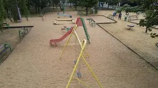 Boisko ma być zlikwidowane, a plac zabaw otoczony ekranami akustycznymi