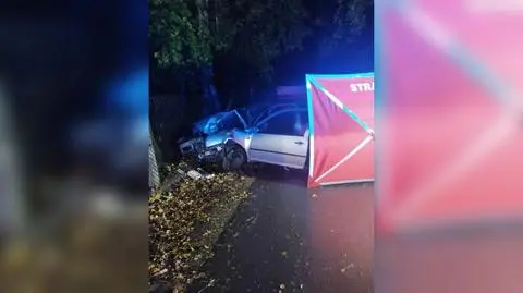 Uderzyli w ogrodzenie. 23-letni kierowca zginął, trzech młodych pasażerów w ciężkim stanie trafiło do szpitala