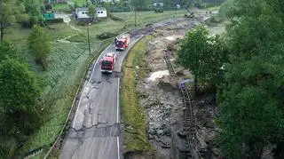Zniszczona droga i zerwany most kolejowy w Hadlach Szklarskich