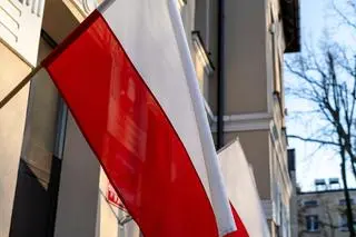 Flagi wylądowały w kontenerze na tekstylia (zdjęcie ilustracyjne)