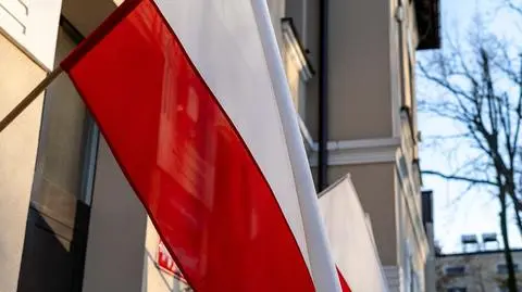 W kontenerze na odpady wylądowały flagi. Prezydent zawiadomił prokuraturę