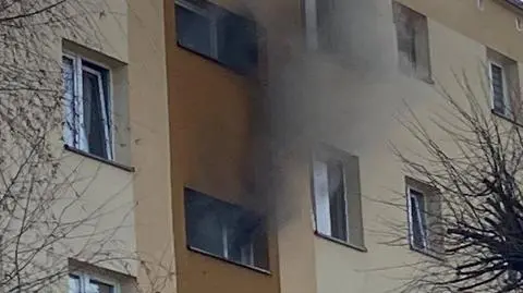 Z okien mieszkania wydobywały się kłęby dymu. Zginęła jedna osoba