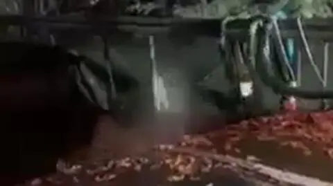 Woda podmyła drogę, zapadła się jezdnia. Zobacz nagranie 