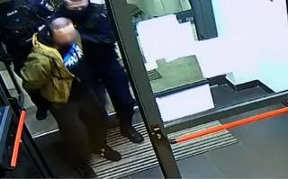 Kadr z monitoringu z doprowadzenia Roberta D. 