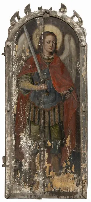 Dobrze zachowany jest też Michał Archanioł widoczny na drzwiach diakońskich 