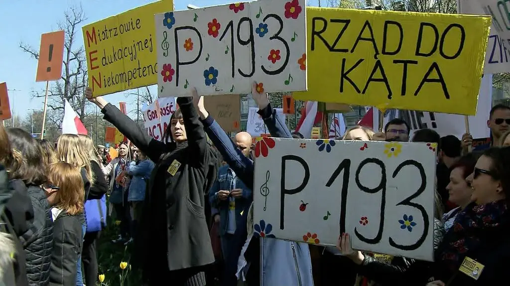Nauczyciele przed MEN: jesteśmy zintegrowani zmotywowani i nie poddamy się dopóki coś się nie zmieni
